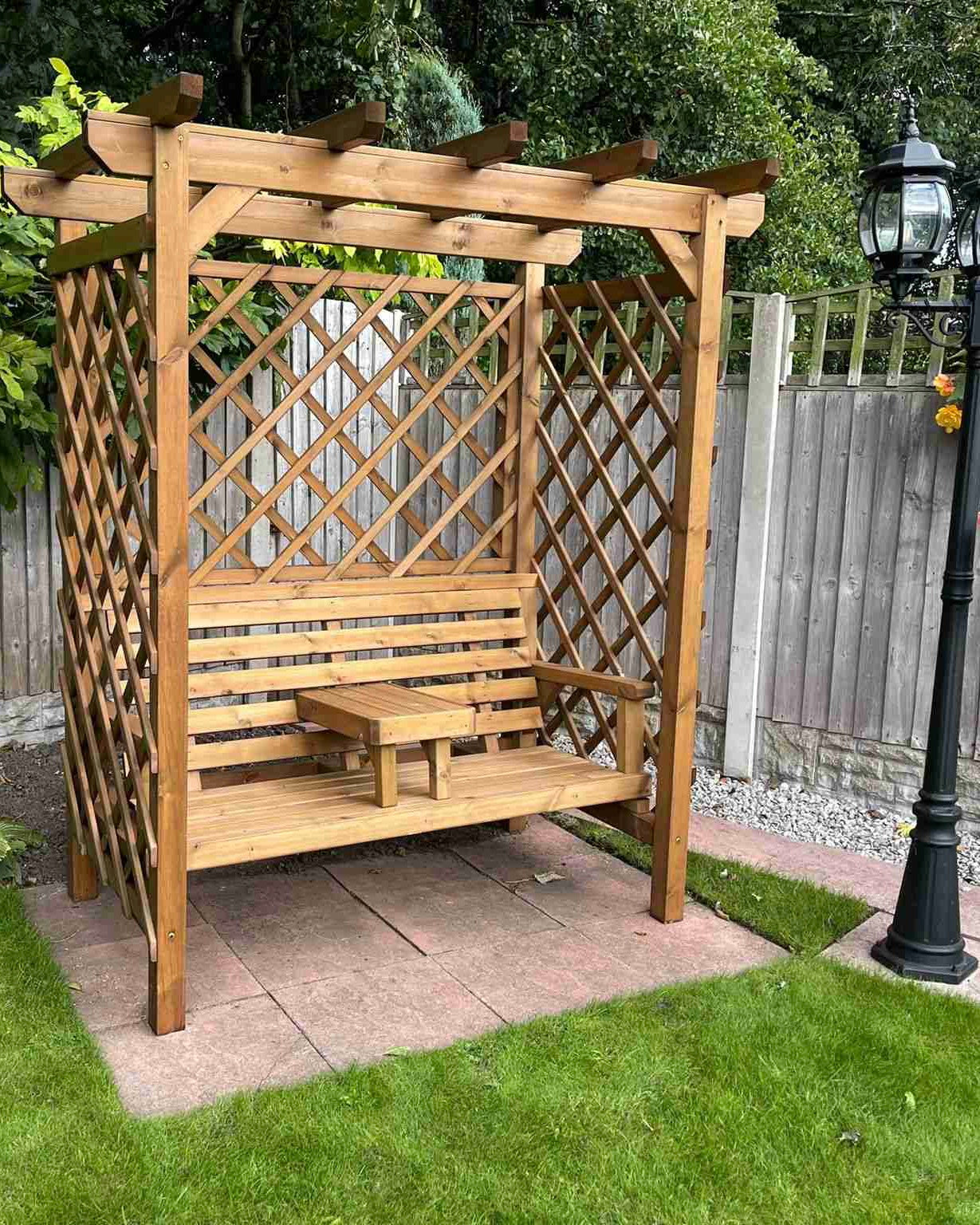 Pergola swing outlet seat